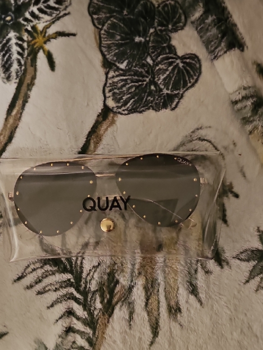 Quay Australia Gold Frame Sunglasses with Black Lenses With Case Excellent